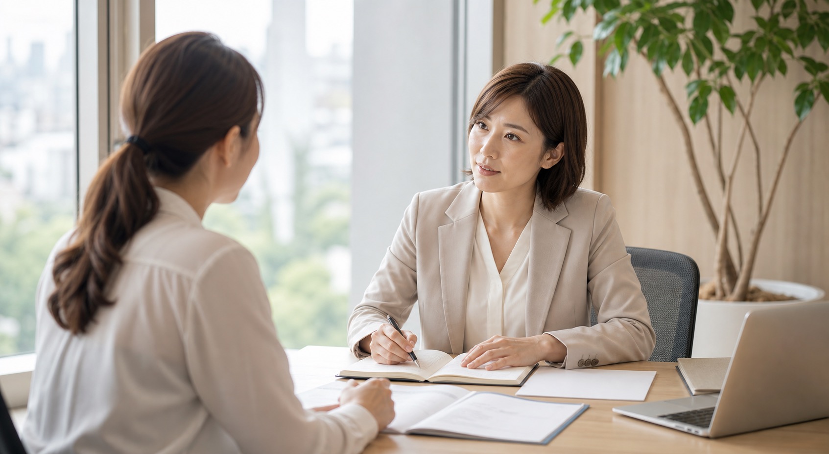顧問與企業來訪者開始第一輪諮詢對話